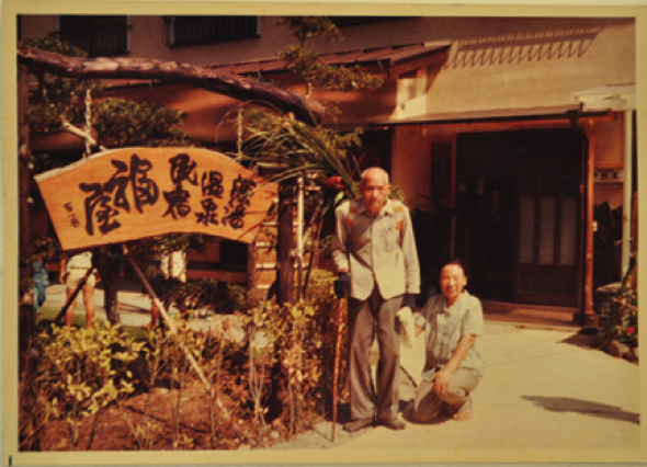 開業当初の福屋の前。守男さんのお父さんとお母さん。二人が温室を始める前は伊豆の有名旅館で働いていたそう 