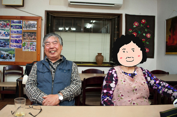 渡辺さんご夫婦。今年で結婚45年目。女将さんは「名前も写真も絶対だめ！」とのことだったので似顔絵で