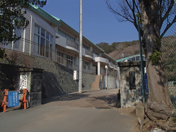 高台にある旧三浜小学校。2014年に閉校している