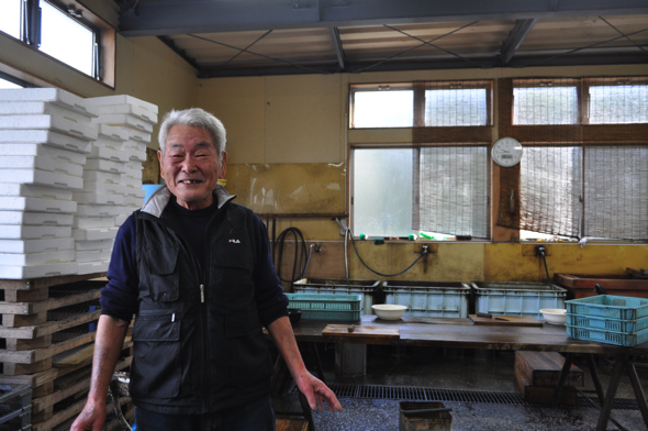 仁さんは南伊豆町大瀬出身。仁さんは当時出稼ぎで沼津に来ていた。工場でいつも魚を開いている。2019年に80歳。