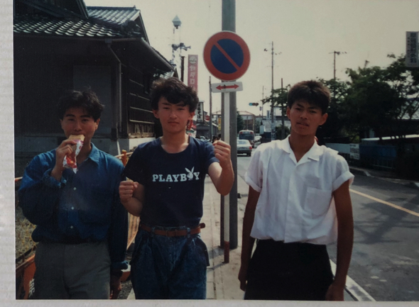 当時の大学時代の写真が出てきた。軟式テニスサークルだったそう。「東京生活は楽しすぎたね」と笑う