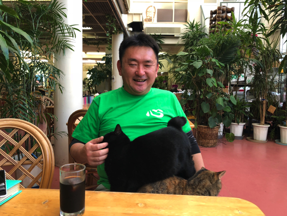 以前取材でお世話になった安藤さん。2015年の第15回から「菜さくらまつり」の中心メンバーの1人。猫に愛されている