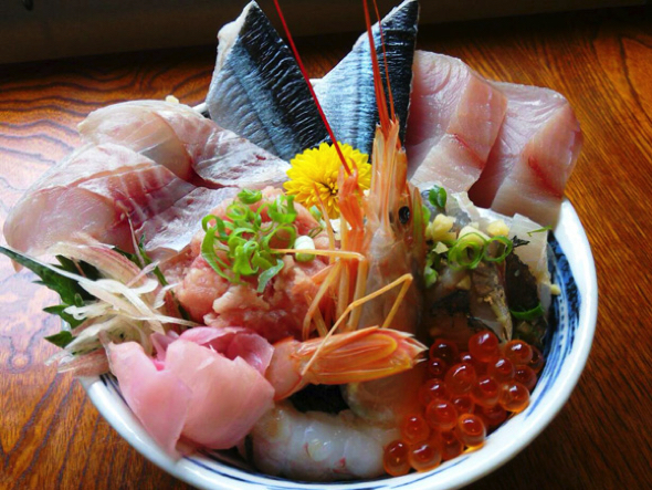 人気のランチメニューは海鮮丼（10食限定）。伊豆近郊で水揚げされた魚がふんだんに！コーヒ付きで1100円