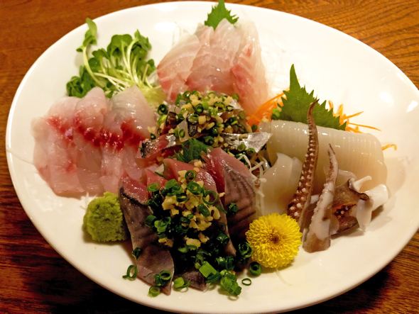 刺身の盛り合わせ（この日は金目鯛、イサキ、アジ、いか、カンパチ）。斉藤さんが地元漁師から仕入れた魚だ