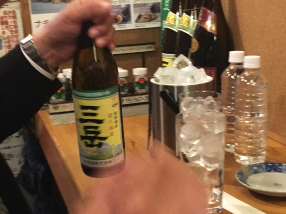 この日は2人で「三岳」のボトルを注文。ちなみに岡部さんは麦焼酎派。