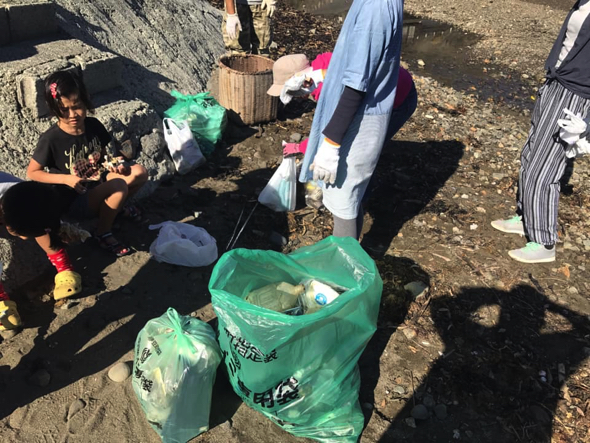 初回は８人の子どもたちが近所の川のゴミを掃除した
