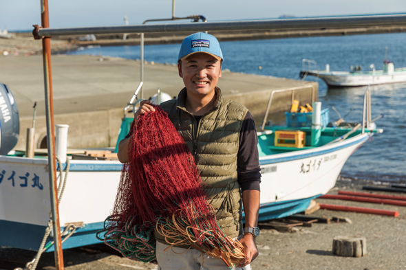 平山文敏さん。南伊豆町下流育ち。19歳から漁師を始める。2018年に南伊豆町南崎地区で伊勢海老漁や素潜り漁をしている若手漁師たちと株式会社「南崎漁師倶楽部」を設立。